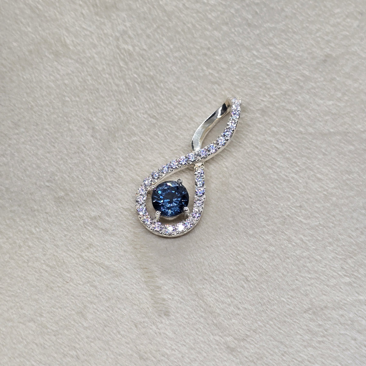 Spinel Pendant in 925 sterling silver by Enrayge