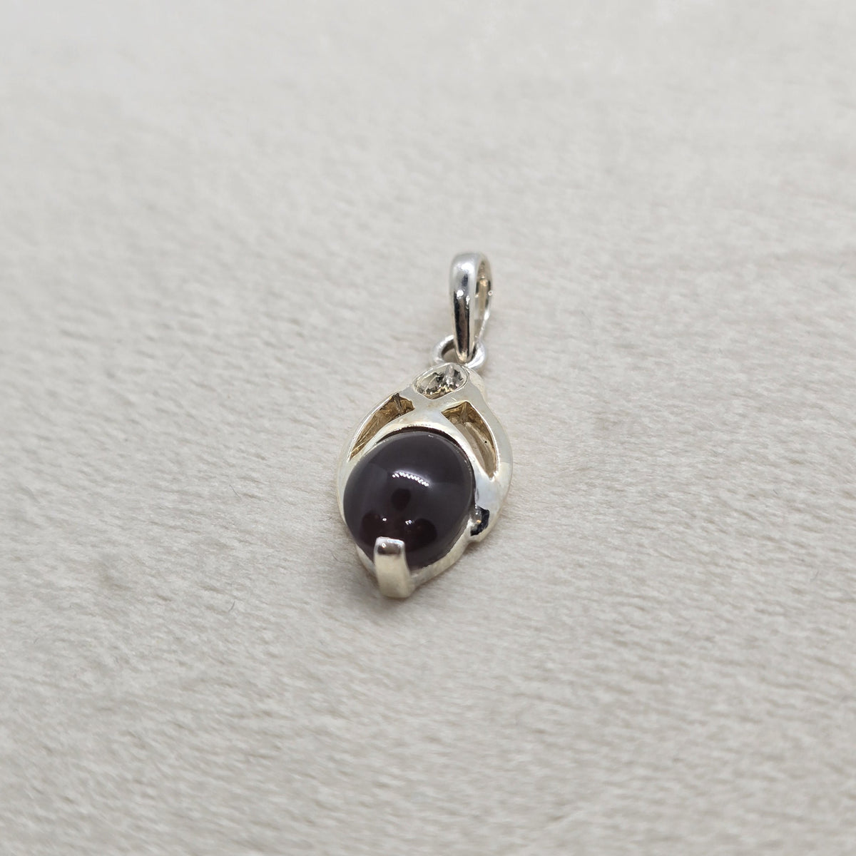 Sillimanite Cat's Eye Pendant – 925 sterling silver, detail view 2