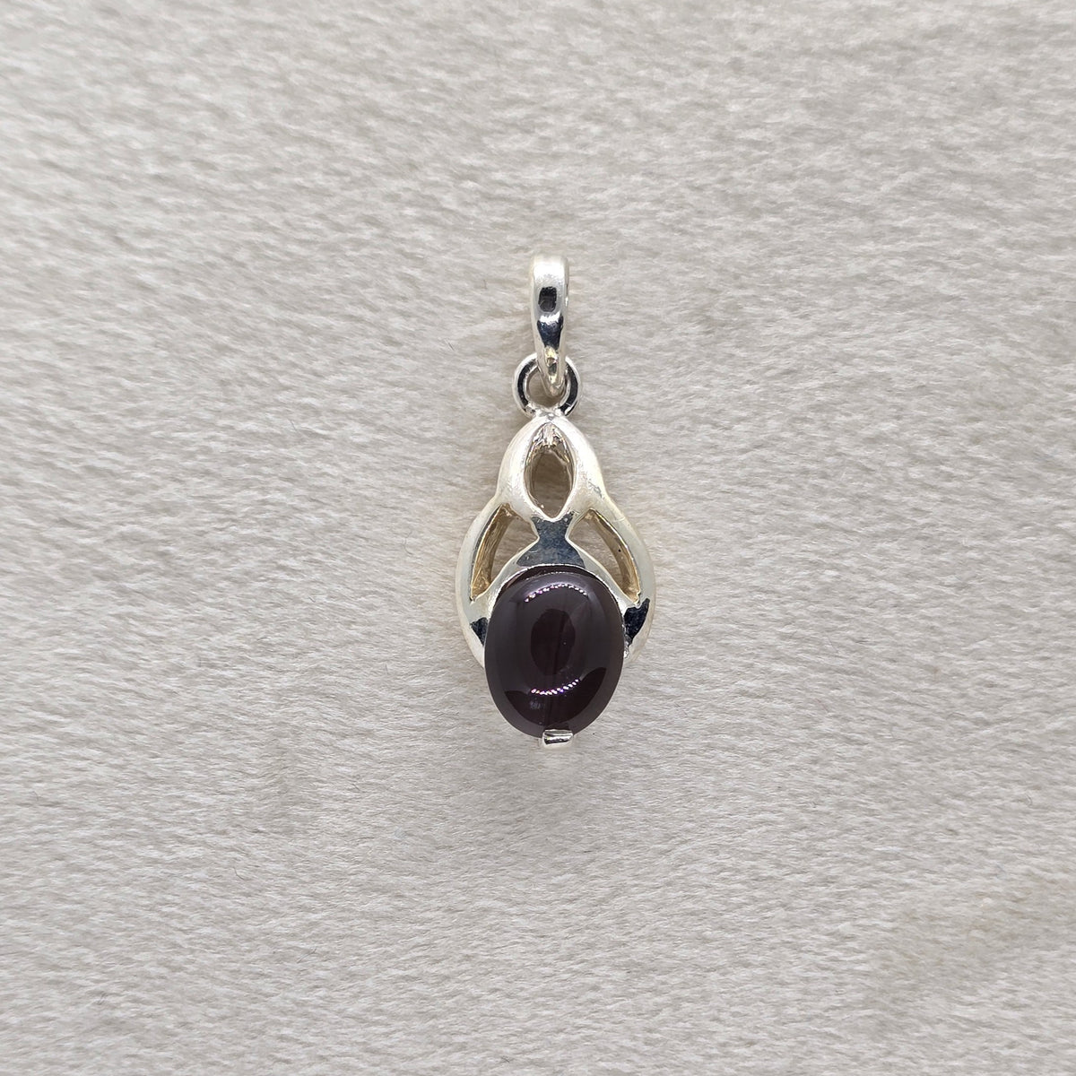 Sillimanite Cat's Eye Pendant in 925 sterling silver by Enrayge