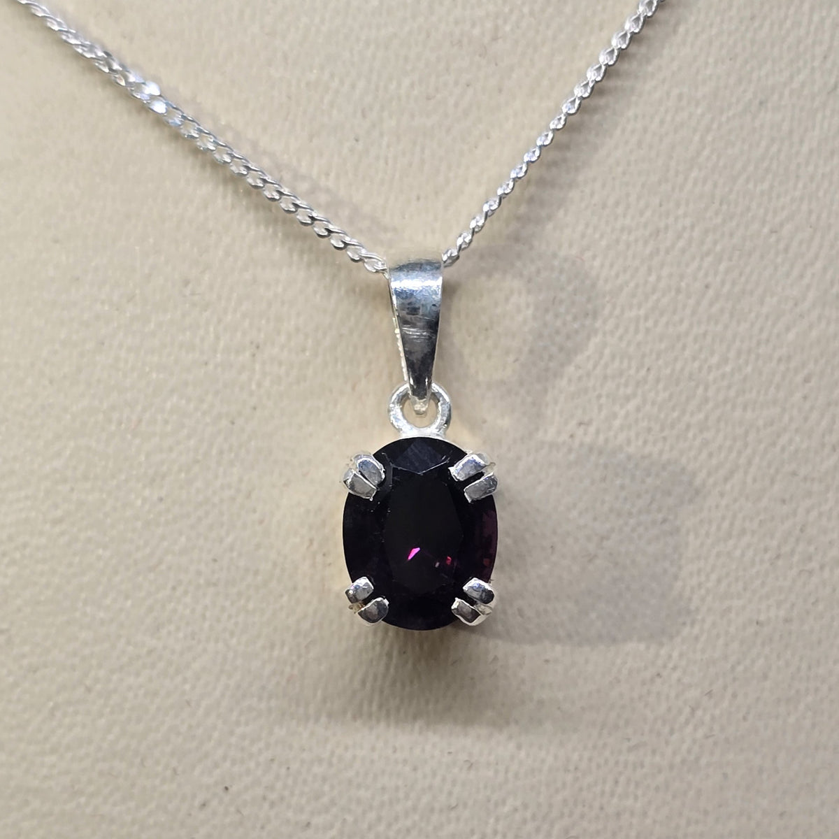 Oval Purple Spinel Pendant – 925 sterling silver, detail view 3