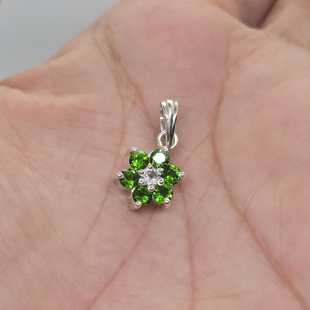 Chromium Diopside and White Topaz Pendant – 925 sterling silver, detail view 3