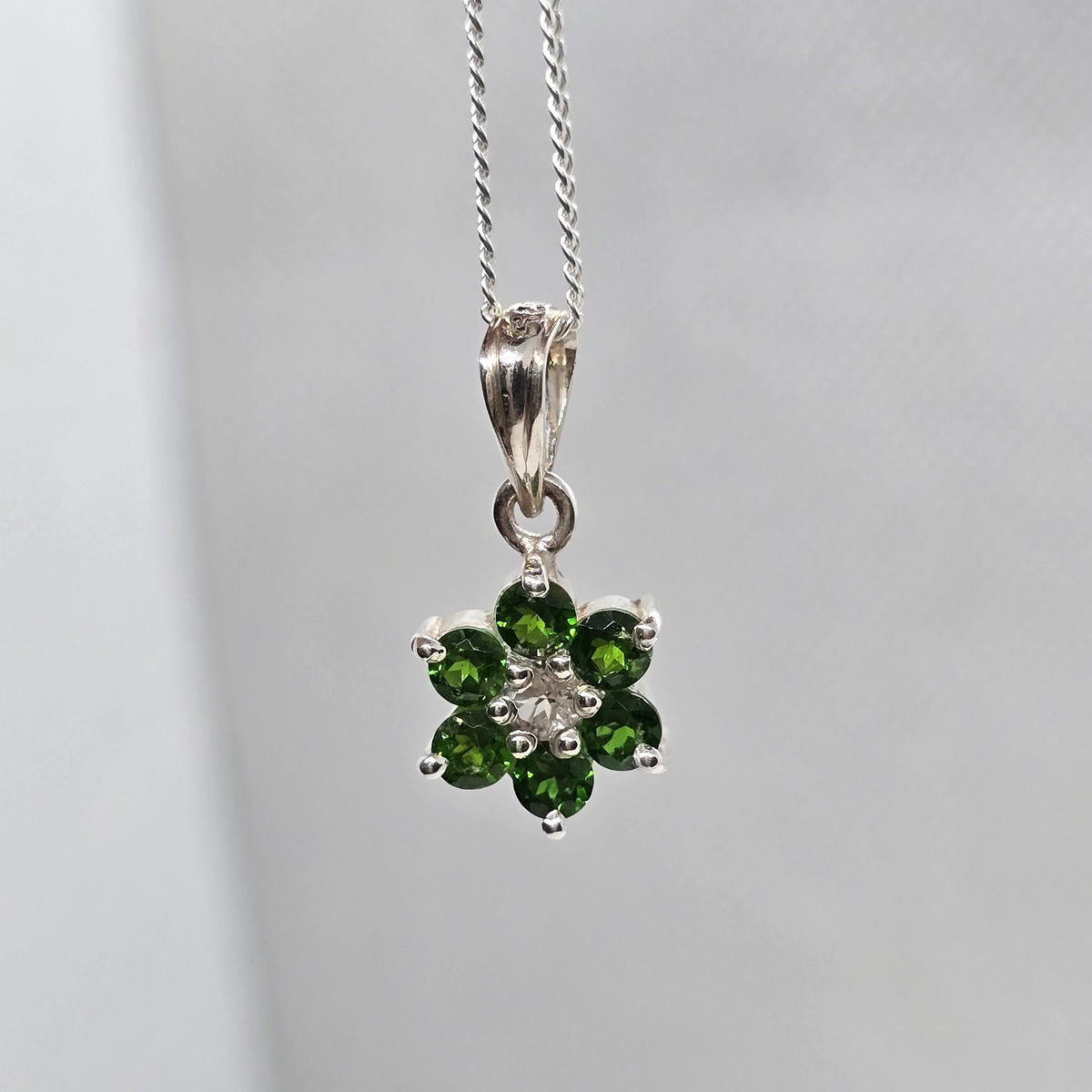 Chromium Diopside and White Topaz Pendant – 925 sterling silver, detail view 2